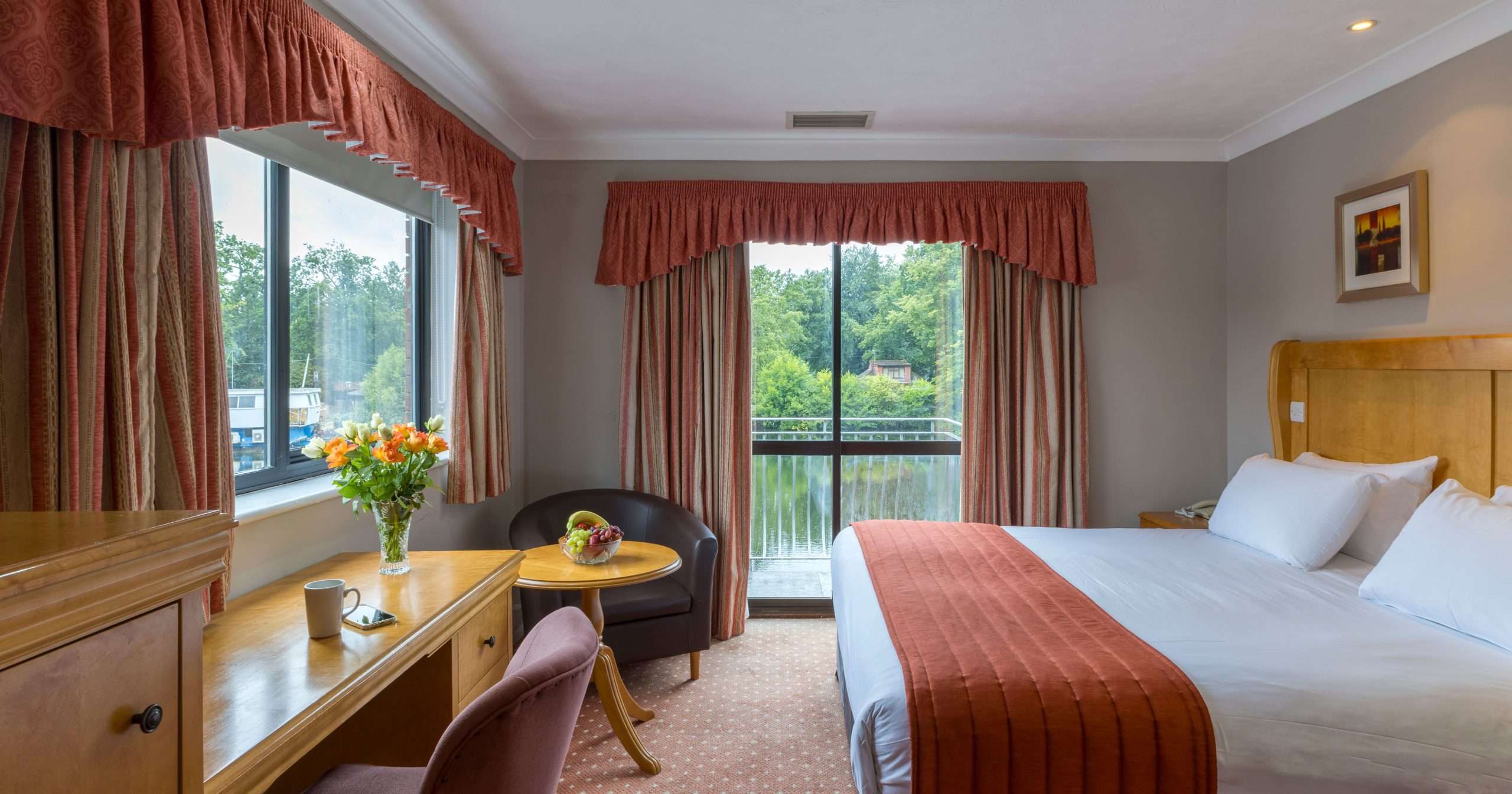 Deluxe Lakeview King Room with Balcony Image
